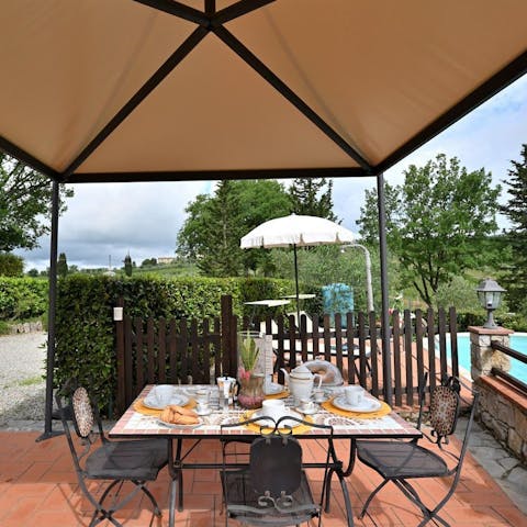 Enjoy an alfresco dinner under the shade of the pergola