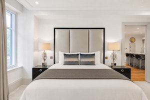 Mayfair Monochrome image 8