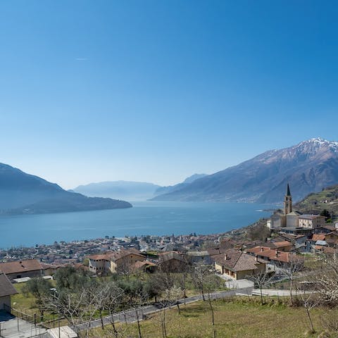 Follow the views and explore the impressive sights of Lake Como