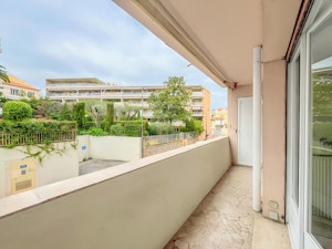 Anglais Balcony image 6