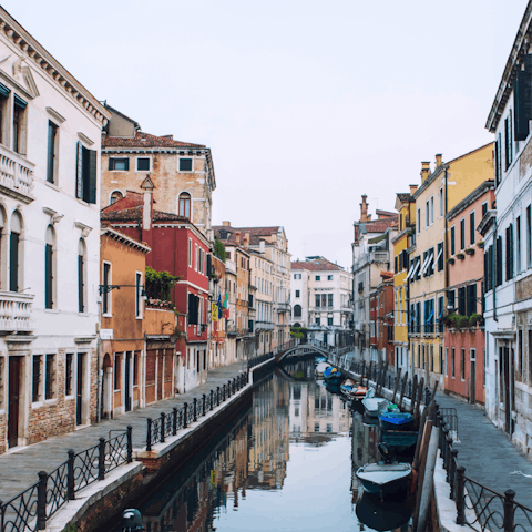 Discover Venice's gorgeous waterways, with the canals right on your doorstep