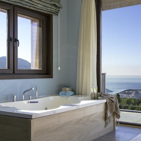 Relax in the bathtub with sweeping views through floor-to-ceiling windows