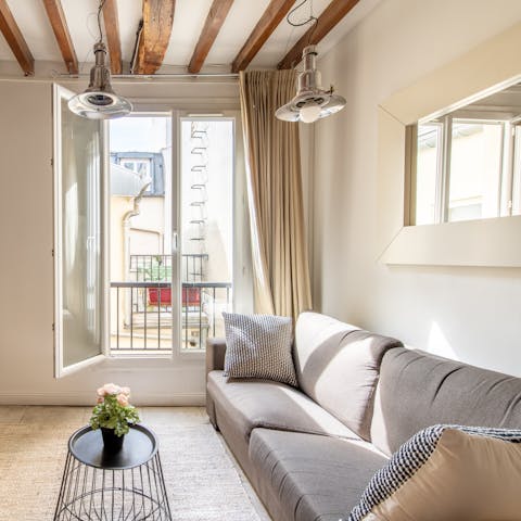 Unwind in the bright two-floor apartment in between sightseeing