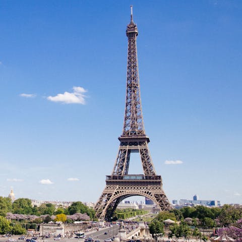Stroll to Trocadéro to admire the Eiffel Tower
