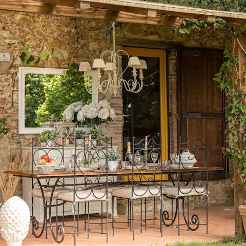 Dine in the shade of the beautiful pergola 