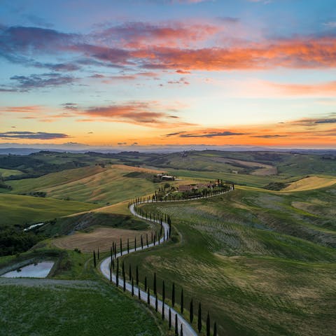 Explore the hills of Tuscany from this wonderful rural setting