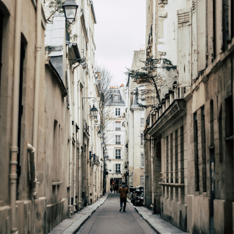 Explore the vibrant 7th arrondissement on foot