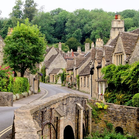 Explore the picture-perfect villages of the Cotswolds, a short drive away