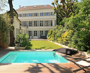 Panthéon Poolside image 1