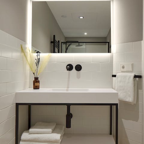 Get ready in the modern bathroom before a night out in San Sebastian 