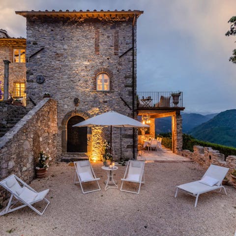 Chill in the courtyard, perfect for sunbathing in the summer afternoons