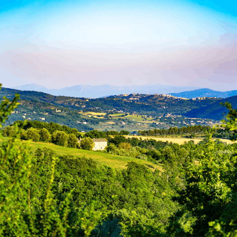 Admire beautiful Umbria on your drive to Lake Trasimeno