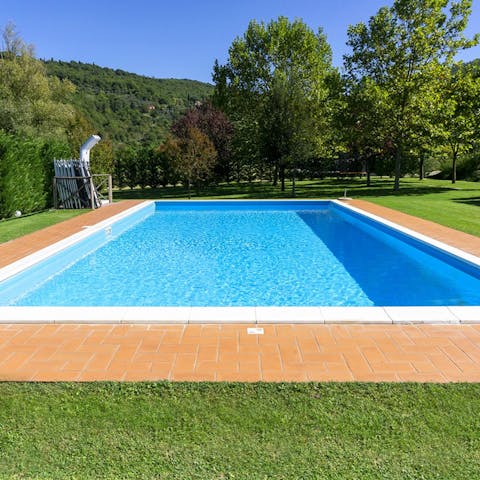 Take a dip with the green hills of Lisciano Niccone in the background