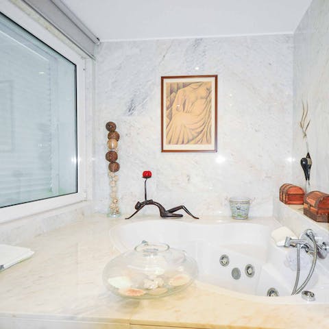 Sneak away to the whirlpool bath for a luxurious pre-dinner soak