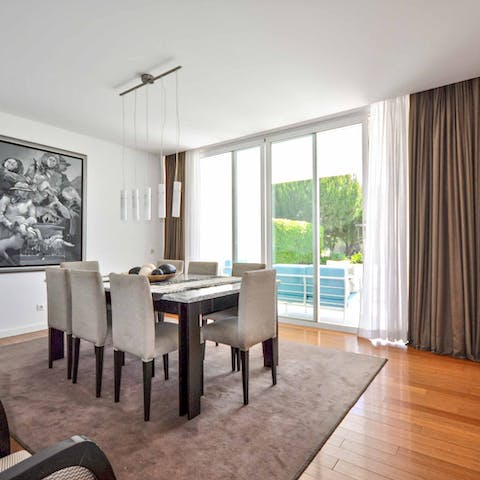 Lay the table for a glamourous dinner party here