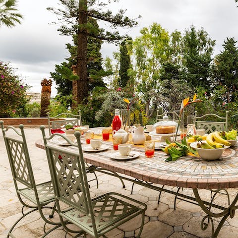 Savour long meals with in the garden