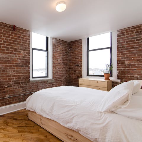 Admire views across to Manhattan from bed