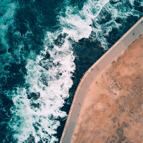Get out and explore Cape Town from your unbeatable Green Point location – Sea Point Promenade, the V & A Waterfront and Green Point Park are only a short walk away