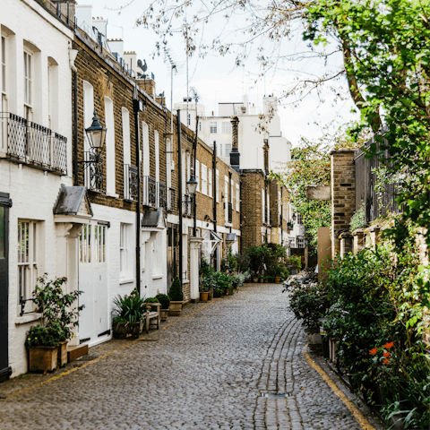 Explore the cafes, shops, and landmarks in South Kensington
