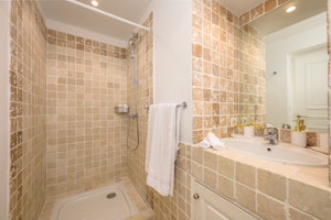 Riviera Shine image 5