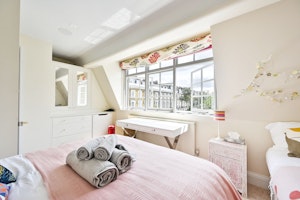 Chelsea Townhouse image 9