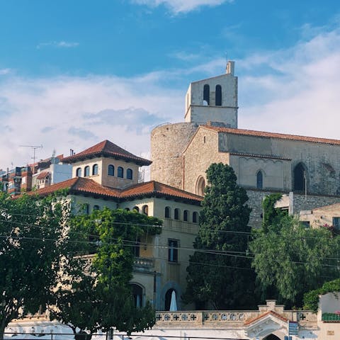 Wander about the centre of Sant Pol de Mar and finish at Platja de les Barques