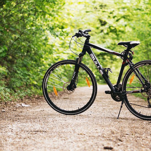 Hop on your bike and explore the riverside trails of Common's Park, just a nine-minute cycle away