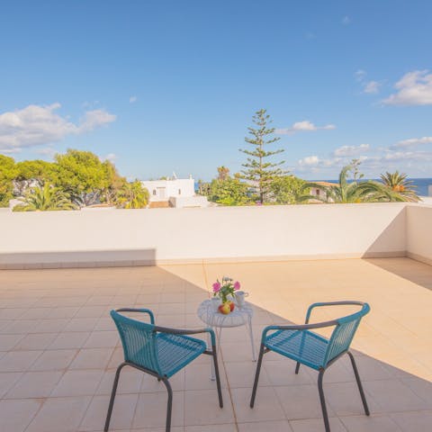Start your days with stunning balcony views and un jugo de naranja