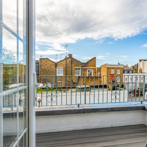 Enjoy your morning coffee with a charming London view on the private balcony