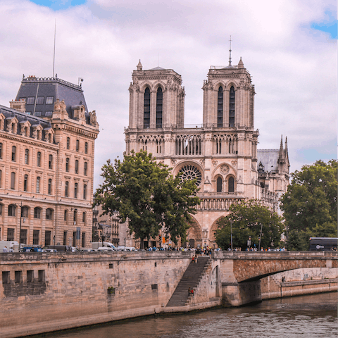 Walk to the Notre Dame cathedral in just twelve minutes