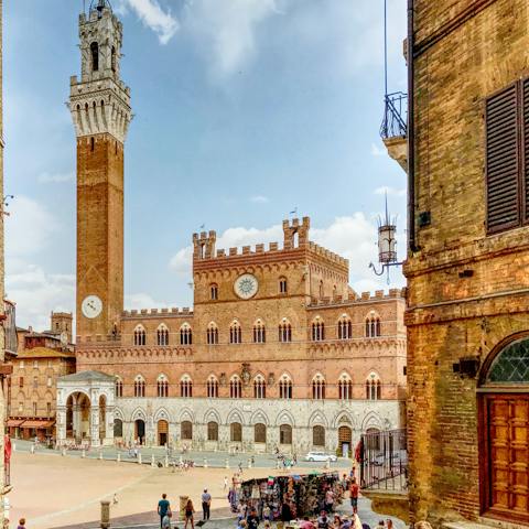 Explore the beautiful, medieval city of Siena – less than a thirty-minute drive away