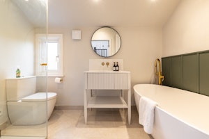 Redbrick Realm image 5