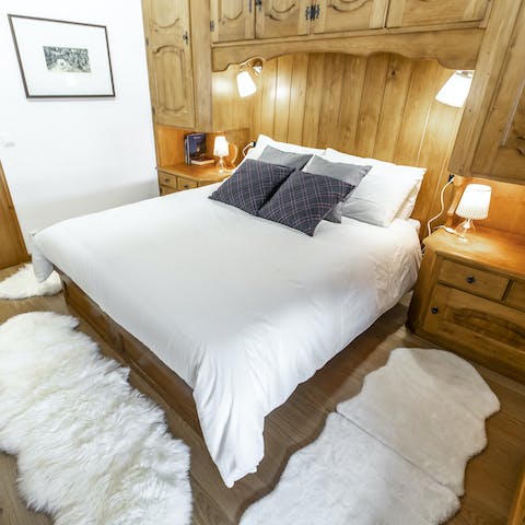 Fall into the big, cosy bed at the end of exciting days around the mountains