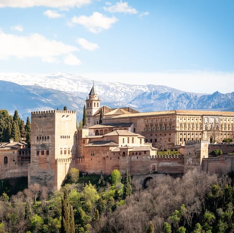 Explore Granada's rich history, palaces and medieval architecture
