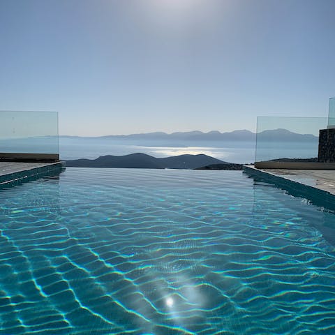 Cool off in the infinity pool with a sea view in the heat of the day