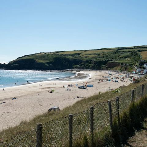 Stay on the waterfront of Praa Sands Beach