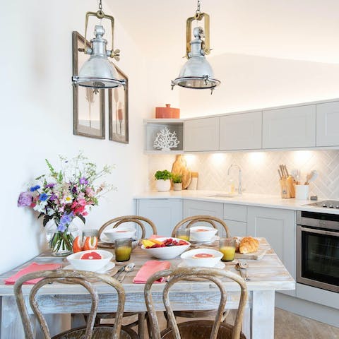 Plan your excursions over a fry-up breakfast in the bright living-dining space