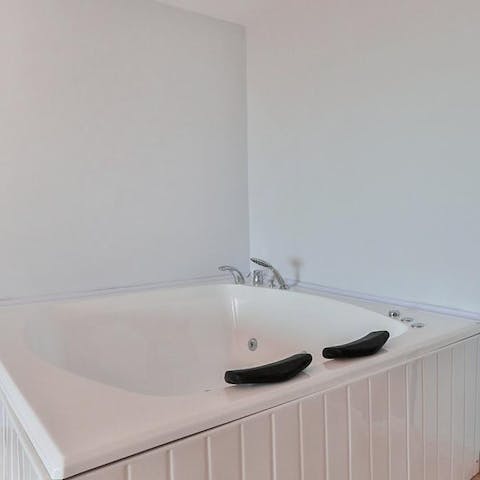 Relax after a busy day on the Turquoise Coast in the Jacuzzi bath