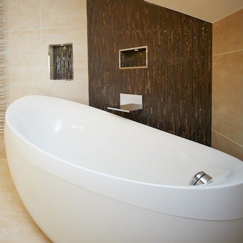 Unwind in the bath tub after a hike around nearby Lake Windermere