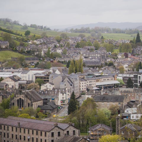  Stay just a ten-minute drive from the market town of Kendal