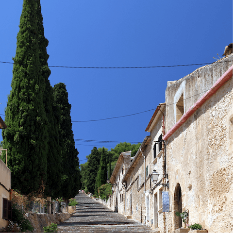 Embrace the atmospheric charm of old town Pollença – a thirteen–minute drive away. 