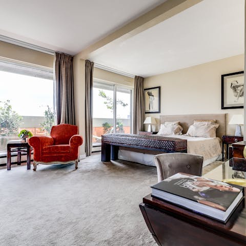 Enjoy a fantastic night's sleep in the spacious main bedroom