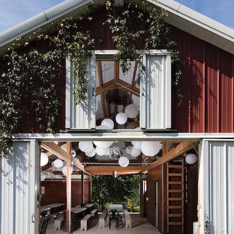 Host a wedding party in the barn here
