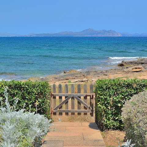 Stay on the rocks, ninety metres from Cala Tonó beach in Colònia de Sant Pere