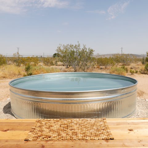 Relax fully immersed in nature in the cowboy tub