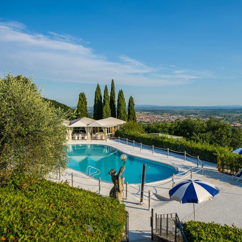 Feel inspired by the beautiful Tuscan views while relaxing by the pool