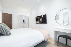 Harley Street Chic image 9