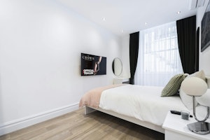 Harley Street Chic image 8