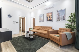 Harley Street Chic image 6
