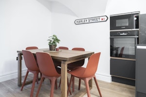 Harley Street Chic image 3